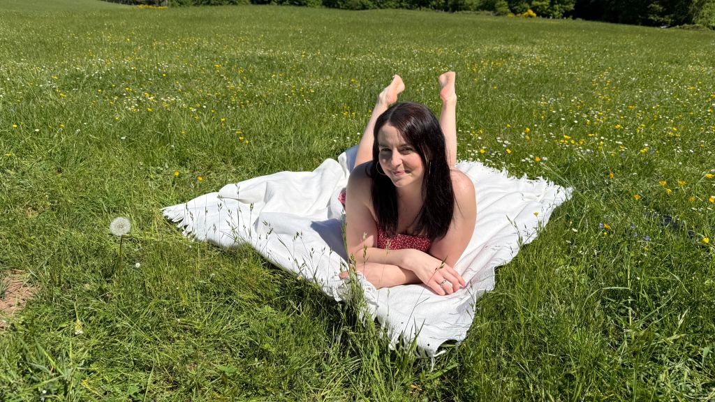 Vom Bauern erwischt – und direkt auf dem Feld durchgefickt! Vom Bauern erwischt – und direkt auf dem Feld durchgefickt!