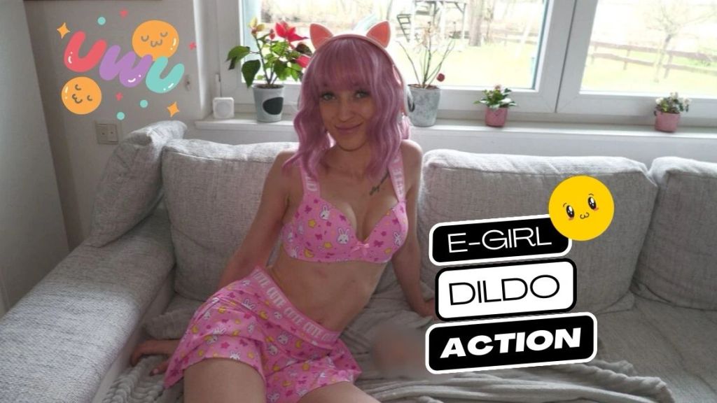 E-Girl besorgt es sich geil auf der Couch E-Girl besorgt es sich geil auf der Couch